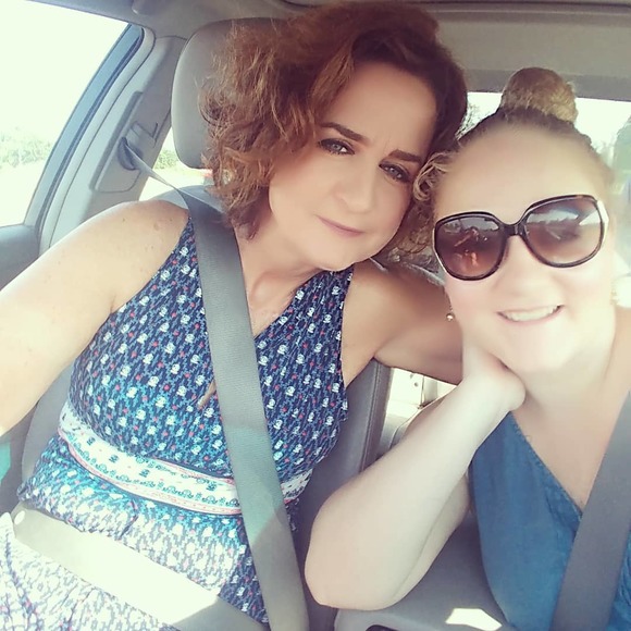 Meet your Posher, Claudia - Picture 1 of 1